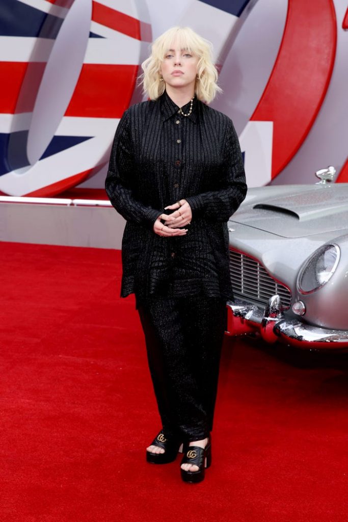 Billie Eilish, autorka a speváčka úvodnej piesne k filmu, sa ukázala v štýlovom Gucci obleku